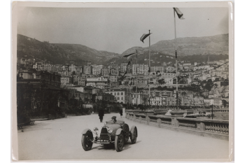 Première course automobile sur le circuit de Monte-Carlo. Automobile Bugatti pendant l'entraînement. Monte-Carlo (Principauté de Monaco). / Collections Roger-Viollet / BHVP