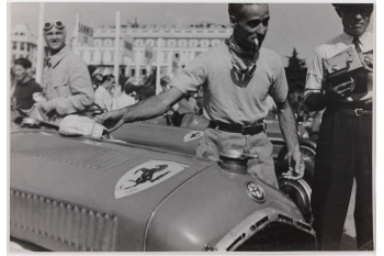 Tazio Nuvolari (1892-1953), pilote italien sur Alfa Romeo (derrière lui, Louis Chiron, 1899-1979). Grand Prix automobile de Nice (Alpes-Maritimes). / Collections Roger-Viollet / BHVP