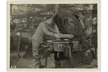 Usine Dunlop : fabrication de pneus, Montluçon. / Collections Roger-Viollet / BHVP