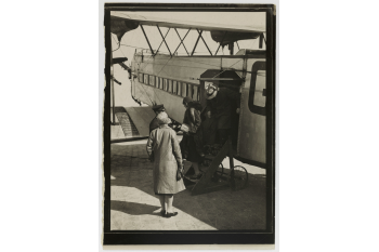 Passagers débarquant d'un avion Armstrong Whitworth Argosy d'Imperial Airways, aéroport du Bourget (Seine-Saint-Denis). / Collections Roger-Viollet / BHVP