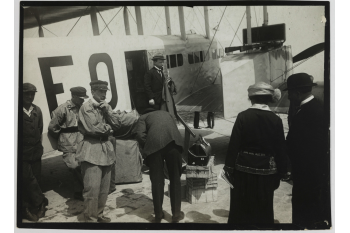 Passagers débarquant d'un avion Farman Goliath arrivé de Londres, aéroport du Bourget (Seine-Saint-Denis). / Collections Roger-Viollet / BHVP
