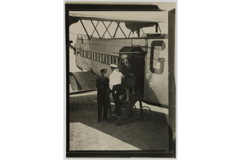 Passagers débarquant d'un avion Armstrong Whitworth Argosy d'Imperial Airways, aéroport du Bourget (Seine-Saint-Denis). / Collections Roger-Viollet / BHVP