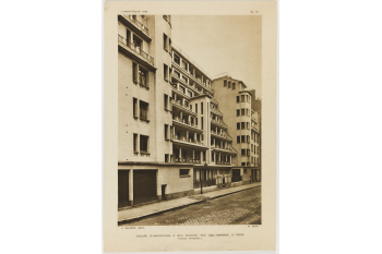 "Groupe d'habitations à bon marché, rue des Amiraux, à Paris. Façade principale". Architecte : Henri Sauvage (1873-1932). Planche 15 de "L'Architecte". / Collections Roger-Viollet / BHVP