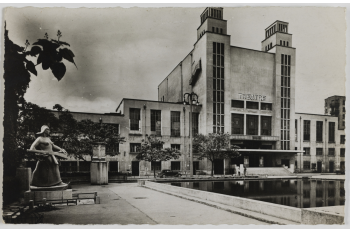 Quartier des "Gratte-Ciel", le théâtre. Môrice Leroux (architecte), 1927-1934, Villeurbanne (Rhône). / Collections Roger-Viollet / BHVP
