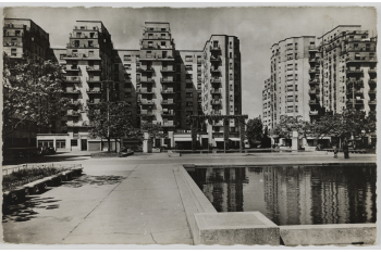 Quartier des "Gratte-Ciel", les bassins et la rue Michel-Servet. Môrice Leroux (architecte), 1927-1934, Villeurbanne (Rhône). / Collections Roger-Viollet / BHVP