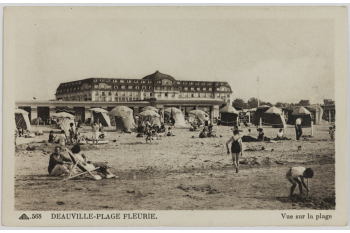 Vue sur la plage. Deauville-Plage Fleurie (Calvados), vers 1925. / Collections Roger-Viollet / BHVP