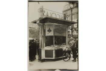 Kiosque à journaux. Paris. / Collections Roger-Viollet / BHVP