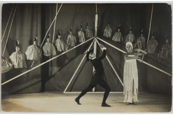 Serge Lifar dans Ode. Ballets russes de Serge Diaghilev, chorégraphie de Léonide Massine. Paris, théâtre Sarah Bernhardt. / Collections Roger-Viollet / BHVP