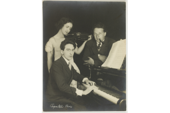 Arthur Honegger (1892-1955), compositeur suisse, son épouse Andrée Vaurabourg (1894-1980), pianiste française et Jean Cocteau (1889-1963), écrivain français. Paris. / Collections Roger-Viollet / BHVP
