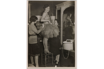 Fête des Catherinettes : une midinette habillée par ses camarades dans un atelier, Paris. / Collections Roger-Viollet / BHVP