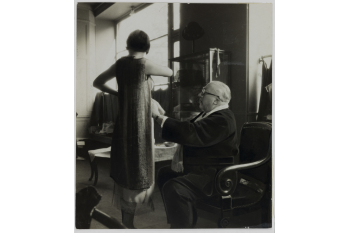 Paul Poiret (1879-1944) couturier français, pendant un essayage, Paris. / Collections Roger-Viollet / BHVP