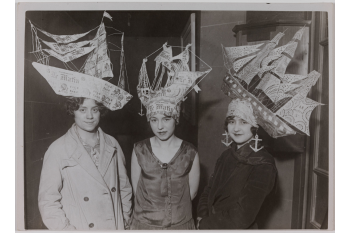 Fète des Catherinettes : traditionnel concours des bonnets de papier, Paris. / Collections Roger-Viollet / BHVP
