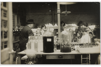 Visite de Paul Poiret (1879-1944), couturier français à l'usine des parfums Rosine, Courbevoie (Hauts-de-Seine). / Collections Roger-Viollet / BHVP