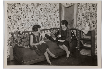 Deux étudiantes prenant le thé dans une chambre de la Cité universitaire (décors et poupées de la Maison Martine de Paul Poiret). Paris. / Collections Roger-Viollet / BHVP
