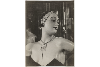 Collection "Bijoux de Diamants" créée par Coco Chanel et présentée dans son appartement, 29 rue du Faubourg Saint-Honoré, Paris. / Collections Roger-Viollet / BHVP