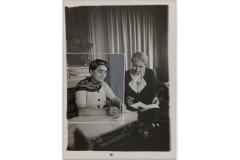 Suzanne Lacore (1875-1975), sous-secrétaire d'Etat à la Santé Publique chargée de la Protection de l'Enfance dans le ministère Blum et son chef de cabinet, Paris. / Collections Roger-Viollet / BHVP
