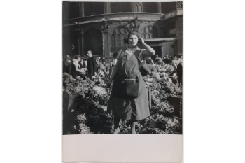 Vendeuse de légumes. Paris, vers 1930. / Collections Roger-Viollet / BHVP