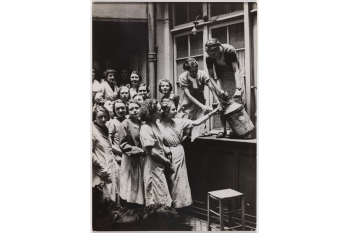 Front populaire. Midinettes d'une grande maison de couture en grève recevant du lait pour leur petit-déjeuner, Paris. / Collections Roger-Viollet / BHVP